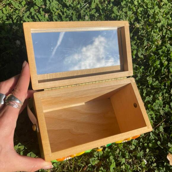 1960s Enid Collins of Texas "Flutterbye" box bag - Picture 3 of 4